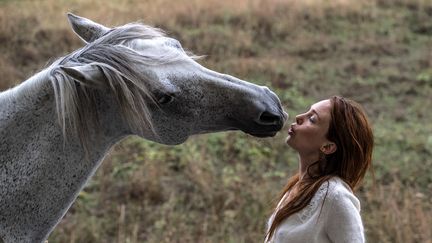 Le cheval Corazon et Laetitia Dosch. (CHRISTOPHE ARCHAMBAULT / AFP)