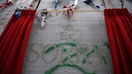 "Er. Sorry", une performance signée Banksy en Cisjordanie, sur le mur de séparation érigé par Israël.
 (AHMAD GHARABLI / AFP)