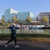 Une personne courant le long de la coulée verte à Reims (Marne), le 24 octobre 2021. (MANUEL COHEN / AFP)