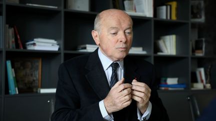 Jacques Toubon, le Défenseur des droits, dans son bureau parisien en mars 2019. (YANN FOREIX / MAXPPP)