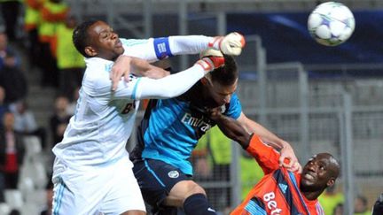 Le Marseillais Valbuena pris en chasse par les Lillois (GERARD JULIEN / AFP)