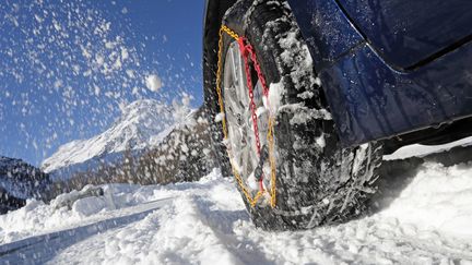 Attention, à partir du 1er novembre, et jusqu'au 31 mars 2025, votre voiture doit être dotée d’équipements spécifiques sur les routes glissantes de 34 départements montagneux concernés. (Illustration) (PETER CADE / STONE RF / GETTY IMAGES)