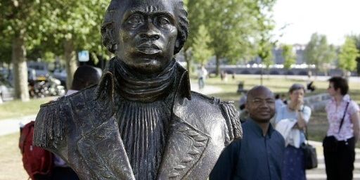 Buste de Toussaint Louverture, père de l'indépendance d'Haïti et précurseur de la lutte contre l'esclavage, dans un square de Bo (AFP - The Picture Desk - The Art Archive - Gianni Dagli Orti)