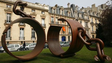 Une statue intitul&eacute;e "Fer" symbolise l'abolition de l'esclavage, dans un jardin public de Paris, le 3 avril 2009. (JACQUES BRINON / AP / SIPA)