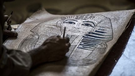 Dessin sur une feuille de papyrus. (KHALED DESOUKI / AFP)