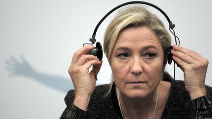 La pr&eacute;sidente du FN, Marine Le Pen, lors d'une conf&eacute;rence de presse au Parlement europ&eacute;en de Strasbourg (Bas-Rhin), le 23 octobre 2013. (FREDERICK FLORIN / AFP)