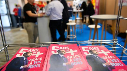 Lors du campus de La République en Marche, à Avignon, le 3 octobre 2021, les soutiens d'Emmanuel Macron ont distribué des tracts pour encourager les adhérents à faire des dons pour la future campagne du président. (NICOLAS TUCAT / AFP)