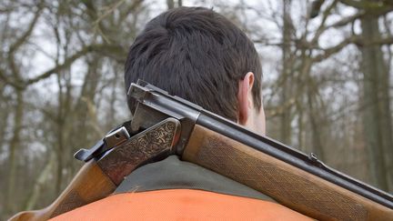 Les chasseurs sont autoris&eacute;s &agrave; transporter leurs armes pour se rendre sur leur lieu de chasse &agrave; condition qu'elles soient d&eacute;charg&eacute;es et "cass&eacute;es", comme sur cette photo. (CLAUDIUS THIRIET / BIOSPHOTO)