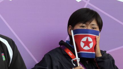 Une supportrice nord-cor&eacute;enne lors du&nbsp;match de football dames mercredi 25 juillet entre la Colombie et la Cor&eacute;e du Nord &agrave; Glasgow. (GRAHAM STUART / AFP)