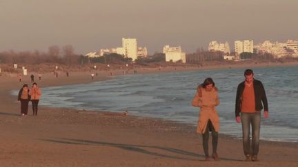 Des promeneurs sur&nbsp;la plage de Carnon (Hérault).&nbsp; &nbsp;


 (CAPTURE ECRAN FRANCE 2)