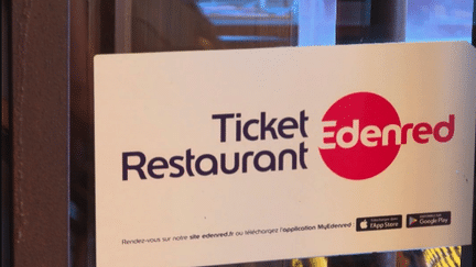 Certains restaurateurs dénoncent les marges réalisées par les émetteurs des tickets-restaurant. Ces derniers ont été condamnés à 415 millions d’euros d’amende pour avoir empêché l’ouverture à la concurrence. (France 2)