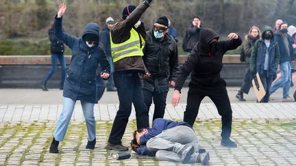 Un manifestant allongé sur le sol lors d'une manifestation contre la réforme des retraites à Nantes (Loire-Atlantique), le 11 mars 2023. (SEBASTIEN SALOM-GOMIS / AFP)