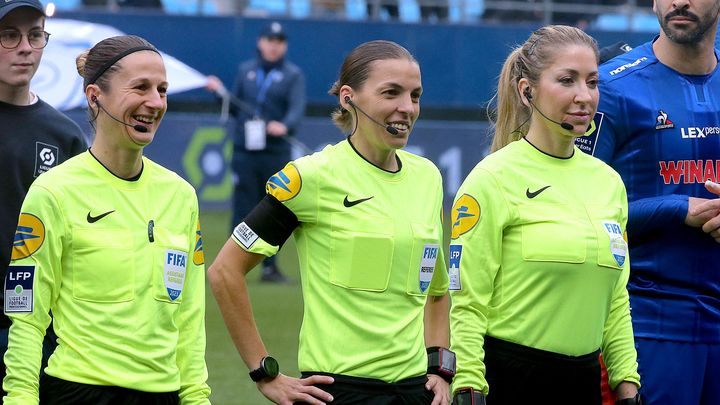 De gauche à droite : Elodie Coppola, Stéphanie Frappart et Manuela Nicolosi, les trois arbitres du match Troyes-Monaco, le 5 mars 2023. (FRANCOIS NASCIMBENI / AFP)