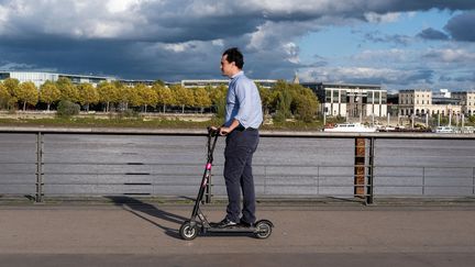 Un homme sur sa trottinette électrique, le 17 octobre 2019 à Bordeaux (Gironde). (VALENTINO BELLONI / HANS LUCAS / AFP)