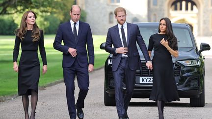 Les princes William et Harry, Kate et Meghan se recueillent ensemble devant les fleurs à Windsor