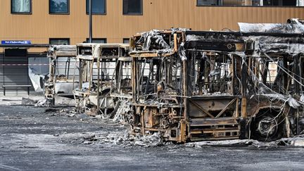 Des bus ont été incendiés à Aubervilliers (Seine-Saint-Denis) dans la nuit du 29 au 30 juin 2023. (BERTRAND GUAY / AFP)