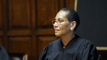 La juge&nbsp;Sheila Abdus-Salaam prête serment au tribunal d'Albany (New York, Etats-Unis), le 20 juin 2013. (HANS PENNINK / AP / SIPA)