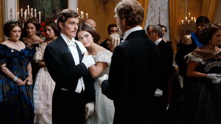 Quand Alain Delon renoue avec Luchino Visconti, c'est pour la Palme. Réalisé en 1963, "Le guépard" reçoit les honneurs au Festival de Cannes la même année. En 2010, la projection de la version restaurée du film est l'occasion pour Alain Delon de faire son retour sur la Croisette.&nbsp; (TITANUS / SOCIETE NOUVELLE PATHE)