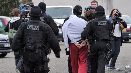 Des policiers du GIPN arr&ecirc;tent un homme soup&ccedil;onn&eacute; d'appartenir &agrave; un groupe islamiste radical,&nbsp;le 4 avril 2012 &agrave; Marseille (Bouches-du-Rh&ocirc;ne). (GERARD JULIEN / AFP)