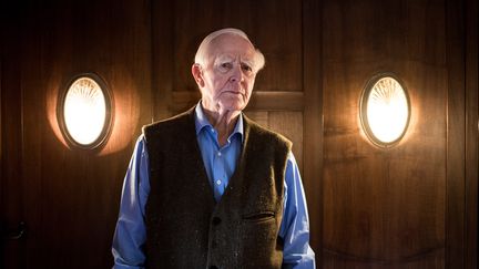 L'écrivain britannique John Le Carré photographié dans un hôtel de Hambourg en Allemagne en octobre 2017. (CHRISTIAN CHARISIUS / DPA)