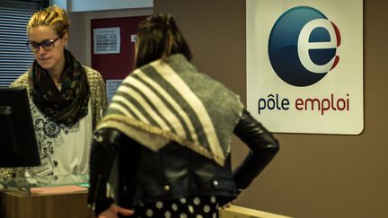 Une salariée de Pôle emploi et une demandeuse d'emploi dans une agence de Lille, le 16 décembre 2015. (PHILIPPE HUGUEN / AFP)