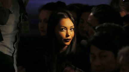 Nabilla Benattia assiste &agrave; un d&eacute;fil&eacute; de Jean Paul Gaultier, le 28 septembre 2013, &agrave; Paris. ( JACQUES BRINON / AP / SIPA)