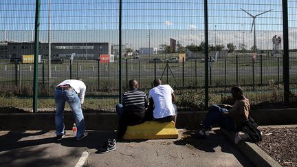 Des migrants attendent devant les grilles du tunnel sous la Manche, le 26 septembre 2015, &agrave; Calais (Pas-de-Calais).&nbsp; (MAXPPP)