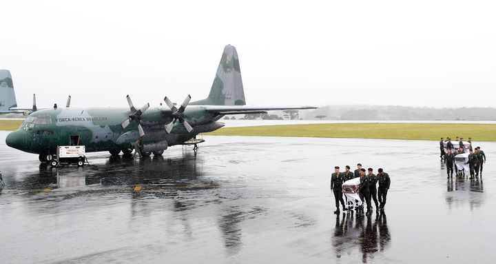 Les cercueils des joueurs de l'équipe de Chapeco arrivent à l'aéroport de la ville, au Brésil, le 3 décembre 2016.&nbsp; (LEONARDO BENASSATTO / ANADOLU AGENCY)