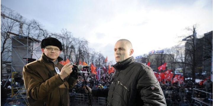 Vladimir Ryjkov, aujourd'hui membre du Parnas, et Sergueï Oudaltsov, leader du Front de gauche russe actuellement emprisonné, à une manifestation contre le retour de Poutine, le 5 mars 2012.   (Natalia Kolesnikova / AFP )