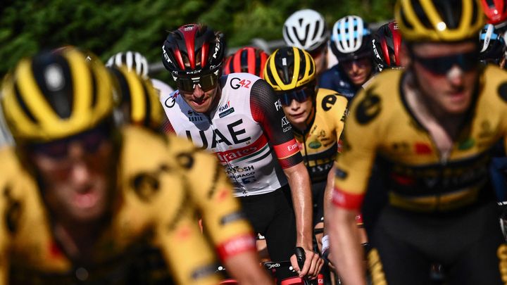 Tadej Pogacar (au centre à gauche) et&nbsp;Jonas Vingegaard&nbsp;lors du Tour de Lombardie, le 8 octobre 2022.&nbsp; (MARCO BERTORELLO / AFP)