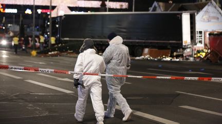 Des enquêteurs sur Breitscheidplatz où a eu lieu l'attaque&nbsp;à Berlin (Allemagne) le 19 décembre 2016. (S.A. STRUCK / CITIZENSIDE / AFP)