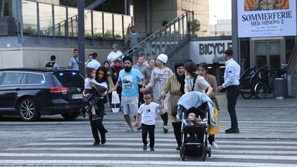 Des personnes s'enfuient du centre commercial Fields à Copenhague, au Danemark, le 3 juillet 2022.&nbsp; (OLAFUR STEINAR GESTSSON / RITZAU SCANPIX / AFP)