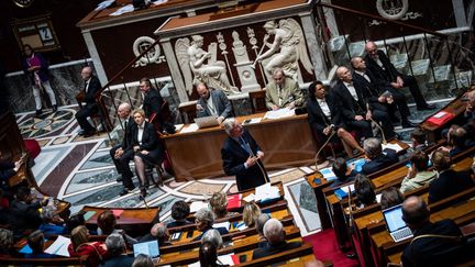 Le Premier ministre Michel Barnier, lors de la séance publique de questions au gouvernement  au Palais-Bourbon, dans l'hémicycle de l'Assemblée nationale, à Paris, le 02 octobre 2024. (XOSE BOUZAS / HANS LUCAS)