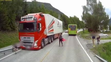 Capture d'écran montrant deux enfants qui ont failli&nbsp;se faire&nbsp;écraser&nbsp;par un poids lourd&nbsp;dans le sud de la Norvège, le 19 juin 2017. (TOR-BJORN KYRKJEBO / REUTERS)