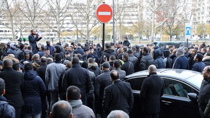 Des chauffeurs de VTC manifestent porte de Maillot, à Paris, le 24 novembre 2017. (JACQUES DEMARTHON / AFP)