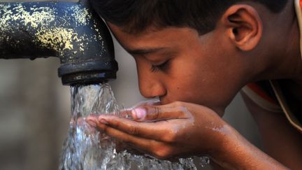 Le r&eacute;seau d'eau potable de Karachi est d&eacute;sormais sous surveillance, car il pourrait avoir v&eacute;hicul&eacute; l'amibe. (RIZWAN TABASSUM / AFP)