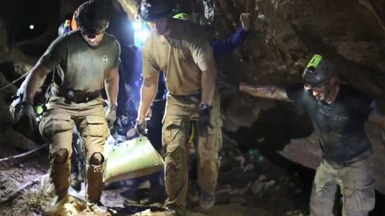 Capture d'écran d'une vidéo diffusée par l'armée thaïlandaise, le 11 juillet 2018, montrant le sauvetage des enfants prisonniers de la grotte de Tham Luang.&nbsp; (HANDOUT / ROYAL THAI NAVY / AFP)