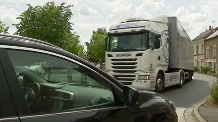 À Pas-de-Jeu (Deux-Sèvres), le passage des camions se fait de plus en plus fréquent, et avec lui son lot de désagréments. Explications (FRANCE 2)