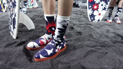 Le meilleur moment du show quand on peut admirer le travail de près : cette délicieuse harmonie fleurie dans des tonalités blues et rouges entre les chaussures, les chaussettes et la planche de surf.
 (Corinne Jeammet)