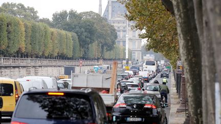 Des voitures à Paris, le&nbsp;13 octobre&nbsp;2016. (FRANCOIS GUILLOT / AFP)