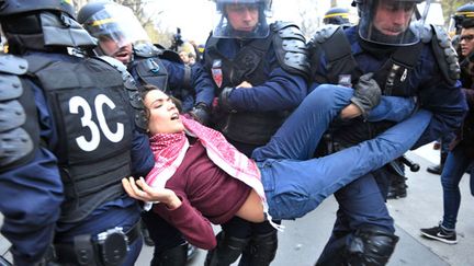 &nbsp; (Les policiers ont interpellé plus de 150 manifestants après les échauffourées place de la République. © Nathanaël Charbonnier)