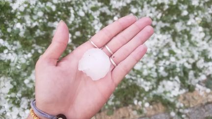 Des grêlons de la taille d'une balle de tennis ont été observés.&nbsp; (FANNY NARVARTE / RADIO FRANCE)