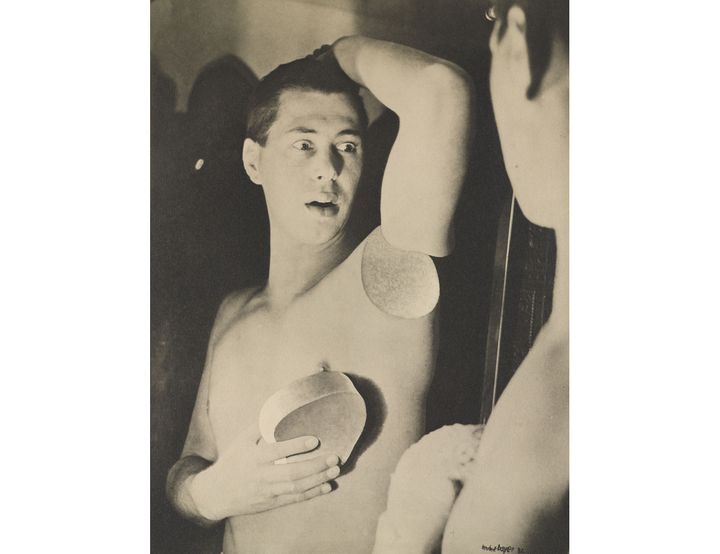 Herbert Bayer, Humainement impossible (autoportrait), 1932, The Museum ofModern Art, New York. Collection Thomas Walther. Don de Thomas Walther. Acquis grâce à la générosité de Howard Stein (© ADAGP, Paris, 2021. © 2021 Artists Rights Society (ARS), New York/VG Bild-Kunst, Bonn. © The Museum of Modern Art, New York, 2021, pour l’image numérisée)