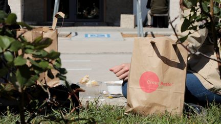 Des étudiants en train de manger un repas à un euro du Crous, le 24 mars 2021, à Marseille (Bouches-du-Rhône). (VALERIE VREL / MAXPPP)