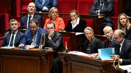 Élisabeth Borne entourée de ses ministres, le 12 décembre 2023 à l'Assemblée nationale. (BERTRAND GUAY / AFP)