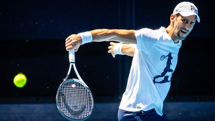 Novak Djokovic à l'entraînement en Australie, le 11 janvier 2023. (PATRICK HAMILTON / AFP )