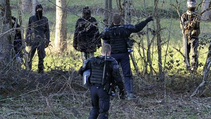 Les forces de l'ordre interviennent pour évacuer la ZAD de Sivens, en 2015. (PASCAL PAVANI / AFP)