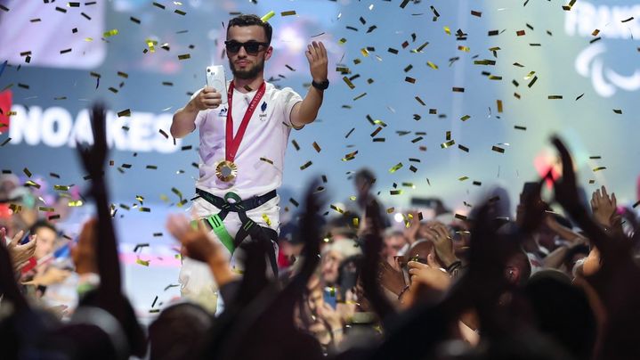 Charles Noakes fête son titre obtenu en badminton aux Jeux paralympiques, le 3 septembre 2024 au Club France (Paris). (BOUKLA FABIEN / AFP)