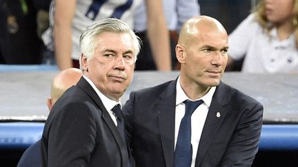 Carlo Ancelotti et Zinedine Zidane à Santiago Bernabeu, Madrid, le 18 avril 2017. (GERARD JULIEN / AFP)