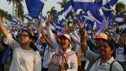 Des manifestants défilent pour "la paix et la justice" à Managua, le 28 avril 2018.&nbsp; (JOSE CABEZAS / REUTERS)